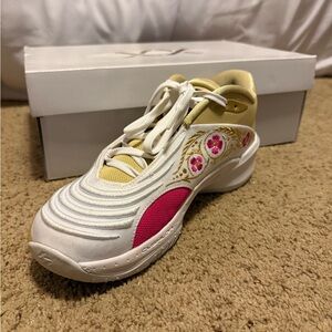 Elegant Women's White and Pink Athletic Shoes